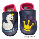 Lauflernschuhe personalisiert – Lederpuschen dunkelblau-pink rechts Schwan (Krone gold) und links Namen pink mit Krone 4 (gold)